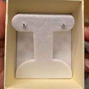 14k white gold stud earrings.